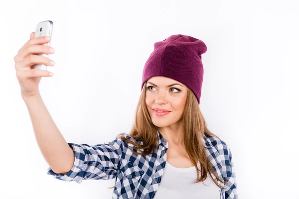 Young beautiful girl in a hipster hat making selfe photo on the — Stock Photo, Image