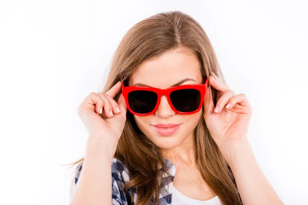 Sexy hermosa chica en gafas con un borde rojo — Foto de Stock