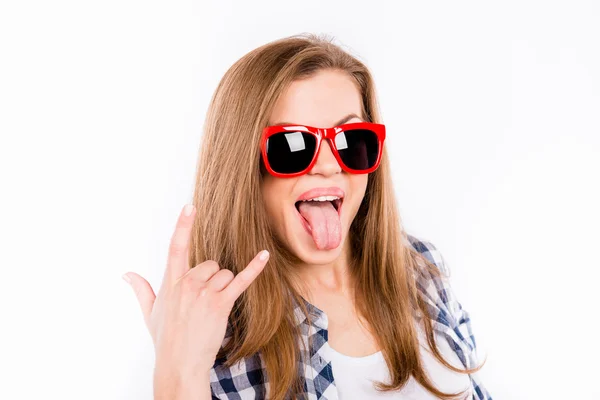 Chica divertida en gafas con un borde rojo que muestra los pulgares hacia arriba gesto r — Foto de Stock