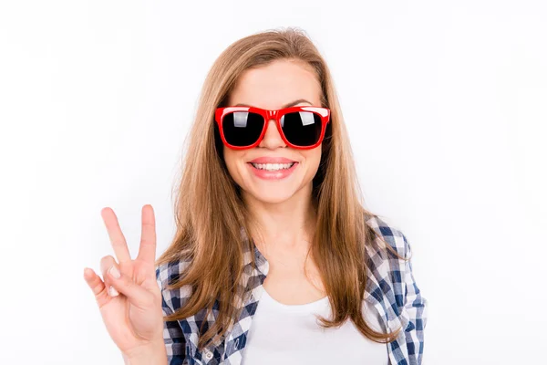 Divertida chica feliz en gafas mostrando sus dedos — Foto de Stock