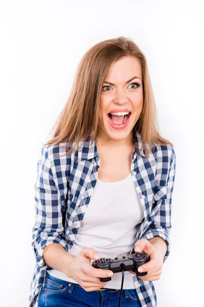 Bella ragazza con entusiasmo gioca il gioco tenendo il joysti — Foto Stock