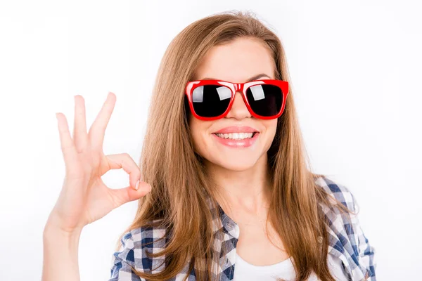 Divertida chica feliz en gafas mostrando gesto ok y sonriendo — Foto de Stock