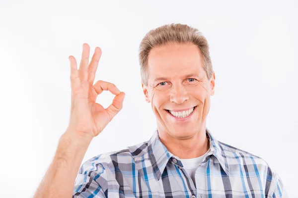 Homem idoso feliz confiante gesticulando ok — Fotografia de Stock