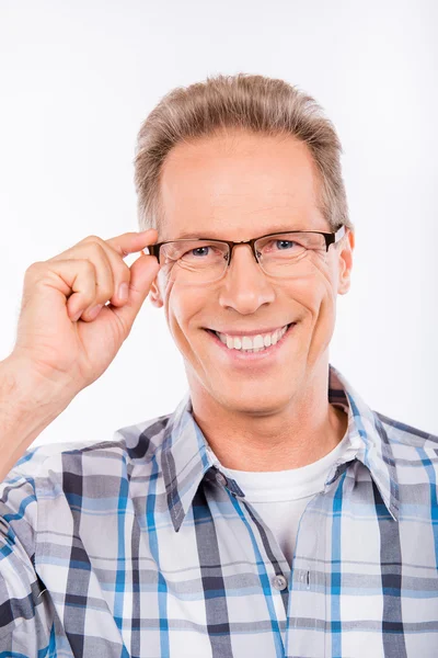 Confiado feliz anciano sosteniendo gafas —  Fotos de Stock