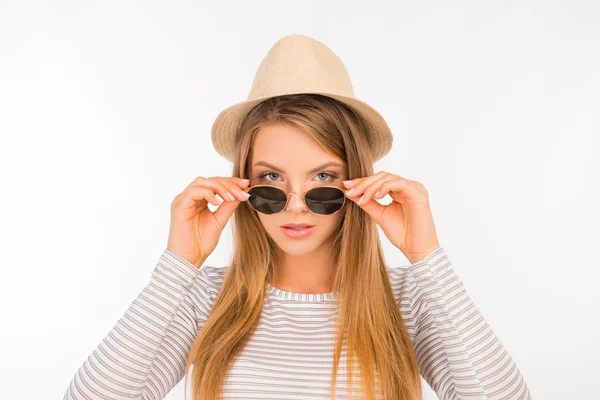 Fille sexy avec un chapeau mettre des lunettes sur son nez — Photo