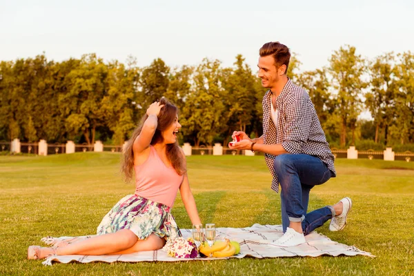 Jonge man maakt een voorstel van verloving aan zijn vriendin — Stockfoto