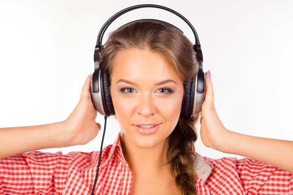 Uma jovem estudante ouvindo música — Fotografia de Stock