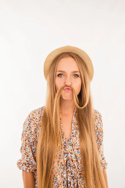 Fille drôle blague et faire moustache avec ses cheveux — Photo