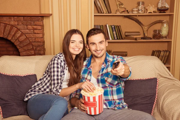 Jonge mooie paar verliefd voorbereiden om een film te bekijken — Stockfoto
