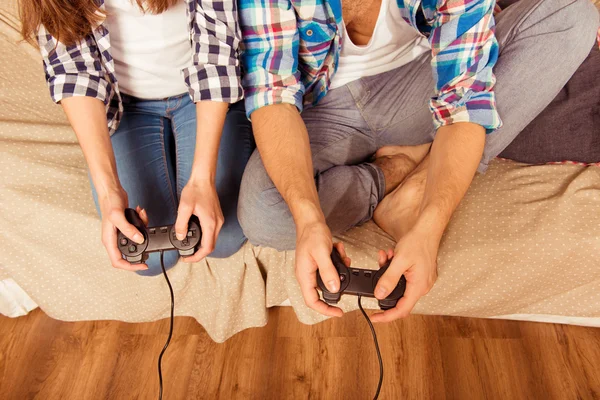 Bij huis vrouw en man in liefde spelen videospelletjes joysticks — Stockfoto