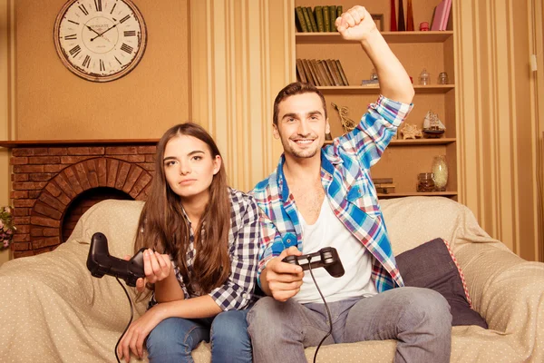 Gelukkige jonge paar verliefd thuis spelen spelletjes joysticks, hij w — Stockfoto