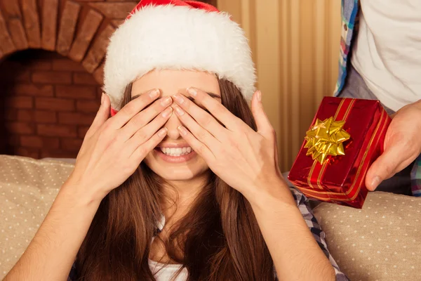 Chica esperando regalo de Navidad cerró los ojos — Foto de Stock