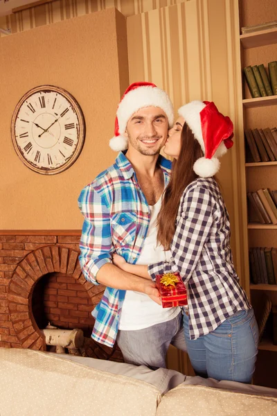 Boldog lány megcsókolta a barátját, karácsonyra — Stock Fotó