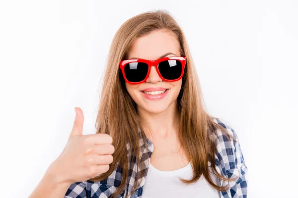 Chica divertida en gafas con un borde rojo mostrando los pulgares hacia arriba — Foto de Stock