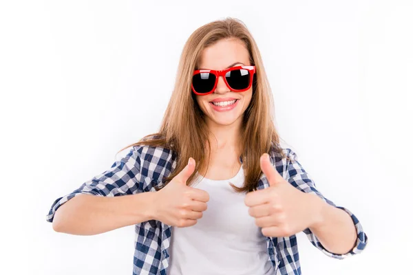 Chica feliz en gafas con un borde rojo mostrando los pulgares hacia arriba — Foto de Stock