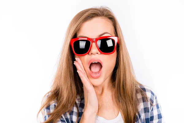 Happy förvånad tjejen i glasögon med en röd kant på en vit bakgrunds — Stockfoto