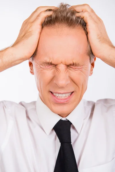 Bello uomo d'affari depresso in giacca e cravatta che tiene la sua hea — Foto Stock