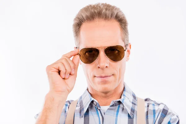 Confiado hombre viejo feliz en tirantes con gafas —  Fotos de Stock