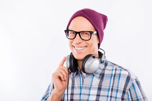 Knappe gelukkig leeftijd hipster in glazen met koptelefoon — Stockfoto