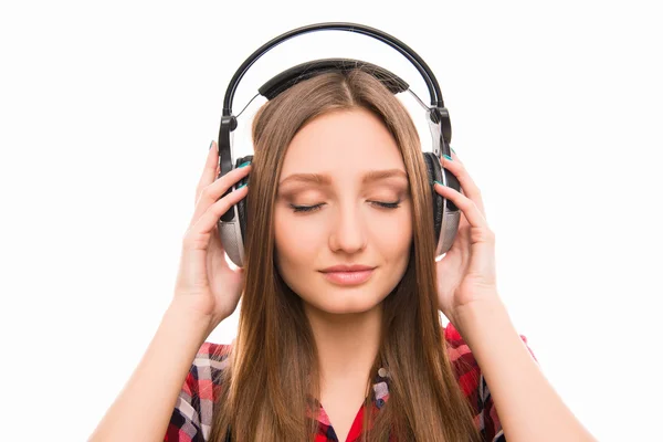 Närbild porträtt av ung student lyssna på musik med stor — Stockfoto