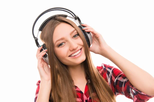 Retrato de menina sorridente em fones de cabeça ouvindo música — Fotografia de Stock