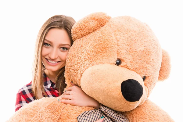 Niedliche junge tenage Mädchen umarmt ihren Teddybär — Stockfoto