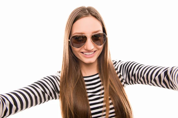 Красива дівчина в окулярах робить селфі фото — стокове фото