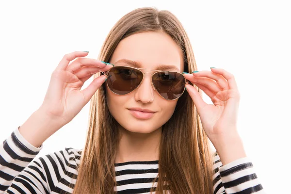 Porträt eines hübschen jungen Mädchens mit Brille im Studio — Stockfoto