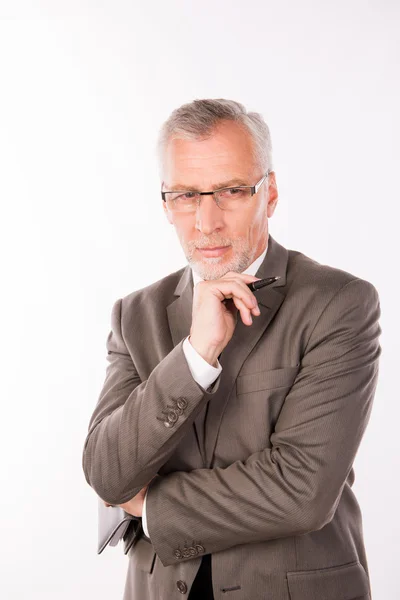 Homem de negócios envelhecido em um terno elegante com óculos — Fotografia de Stock