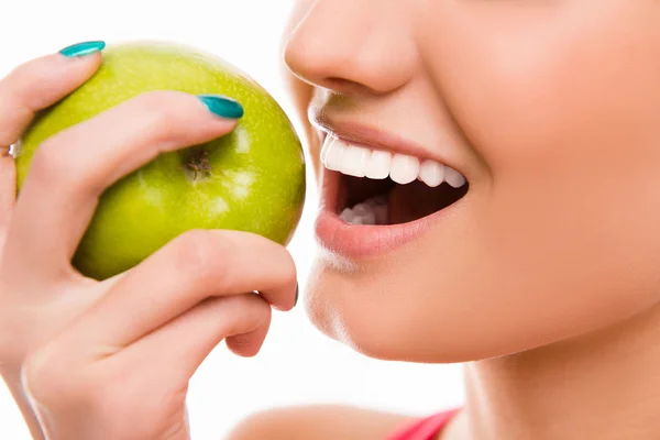 Primer plano de la cara de una mujer comiendo una manzana verde — Foto de Stock