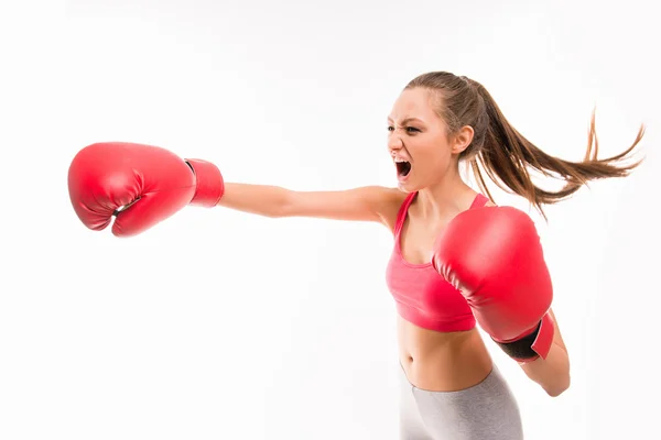 Boxeadora mujer durante el ejercicio de boxeo haciendo golpe directo — Foto de Stock