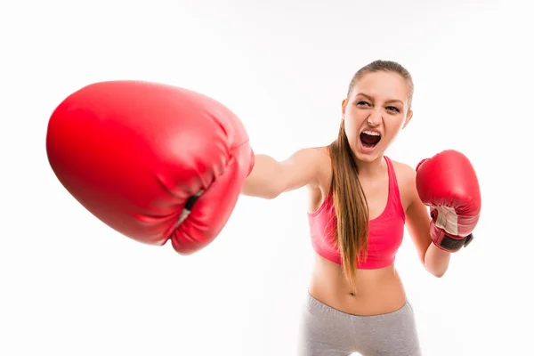 Портрет злой девушки в боксёрских перчатках — стоковое фото