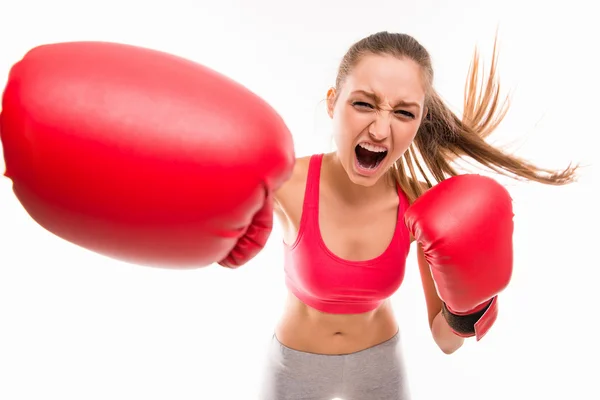 Hermosa deportista enojada en guantes de boxeo rojos — Foto de Stock