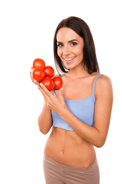 Щаслива мила молода жінка з помідорами — стокове фото