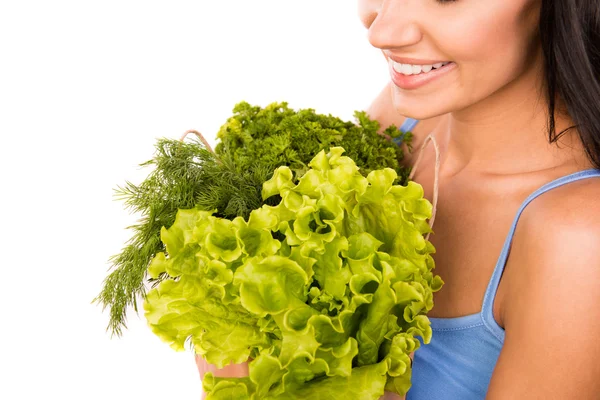 Крупним планом фото дівчини, що тримає мішок, повний зелені та вегетаріанської — стокове фото