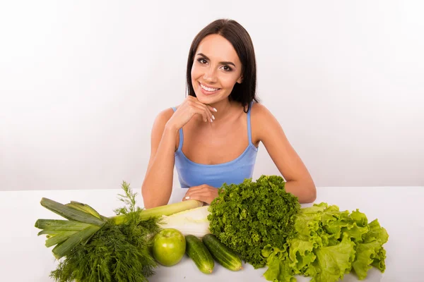 Щаслива жінка показує вегетаріанський здоровий спосіб життя — стокове фото