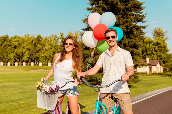 Счастливая пара в любви ездить на велосипедах весело — стоковое фото