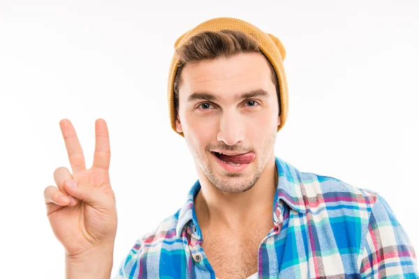 Bonito homem engraçado aping gesticulando dois dedos — Fotografia de Stock