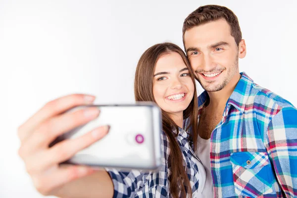 Zbliżenie zdjęcie wesoły ładny para w miłosnej selfie — Zdjęcie stockowe