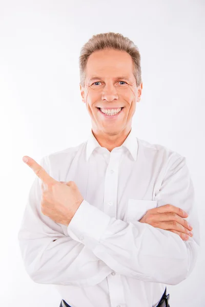 Um homem sênior de camisa branca com sorriso radiante . — Fotografia de Stock