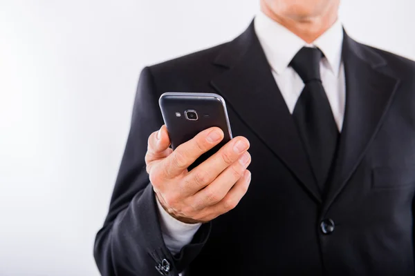 Een vooraanzicht van moderne mobiele telefoon in een hand — Stockfoto