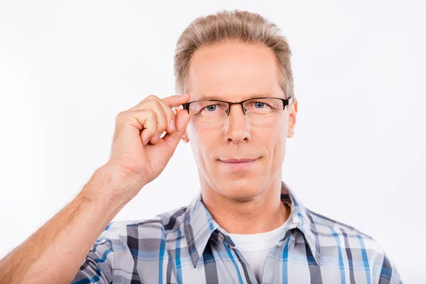 Retrato de atractivo hombre mayor en gafas —  Fotos de Stock