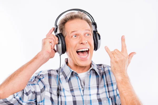 Emocionado hombre maduro escuchando música rock — Foto de Stock