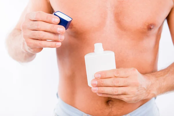 Closeup photo of a man opening a bottle of lotion — Stock Photo, Image