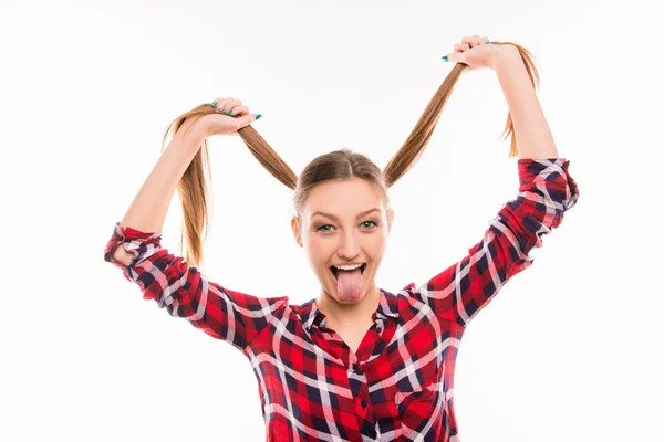 Menina bonito brincando com língua saliente e cachos engraçados — Fotografia de Stock