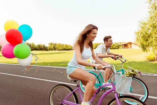 Gelukkig paar samen naar rijden een fiets — Stockfoto