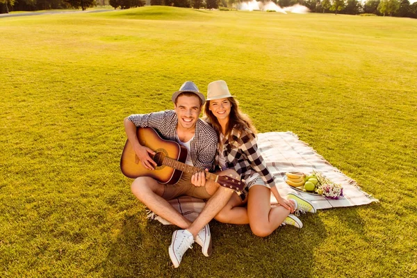 Feliz pareja relajándose al aire libre — Foto de Stock