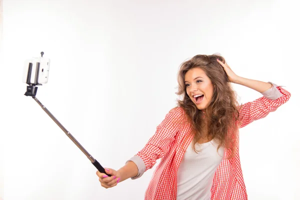 Mujer joven feliz con sombrero haciendo foto selfie con palo — Foto de Stock