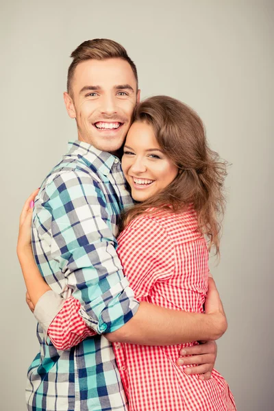 Feliz linda pareja enamorada abrazándose —  Fotos de Stock