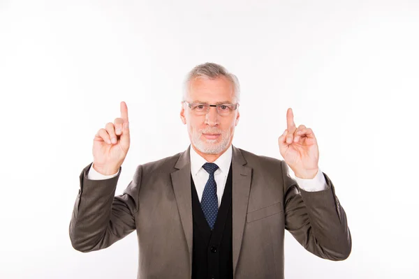 Retrato de homem de negócios em um terno elegante com óculos apontando — Fotografia de Stock